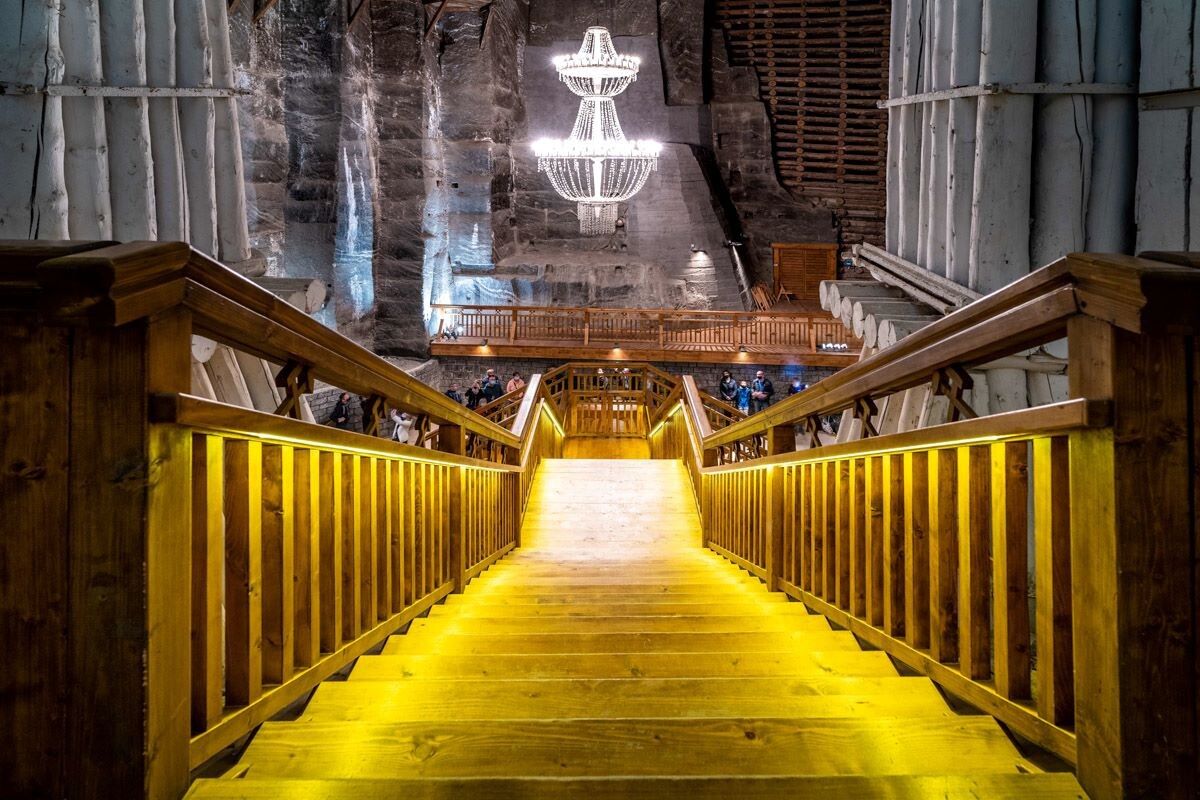 Schody w&nbsp;jednej z&nbsp;komór na&nbsp;Trasie Turystycznej Kopalni Soli "Wieliczka"